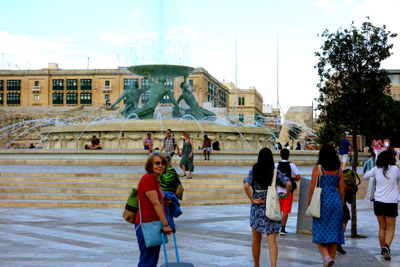 arrive  La Valette (Valletta) la fontaine aux tritons devant la city gate 